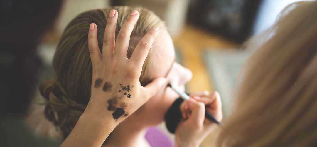 How to Apply False Eyelashes